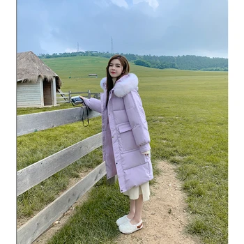 Женская фиолетовая пуховая одежда, теплое повседневное Корейское пальто с капюшоном с большим меховым воротником, модная длинная ветрозащитная верхняя одежда с пуховиком, топы на подкладке, зима