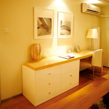 Комбинированный кабинет с телевизором, главная комната с современным минималистичным письменным столом из массива дерева
