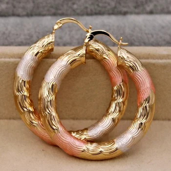 Серьги с 3-цветным покрытием из многослойного круга с закручивающейся трубкой золотого цвета.
